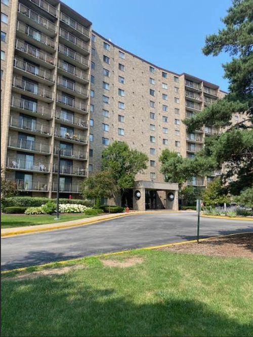 apt-1009-6340 Americana Dr, Willowbrook, IL, 60527-2249 | Card Image