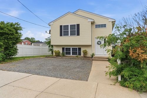 105 Lawrence St, Fall River, MA, 02721-4203 | Card Image