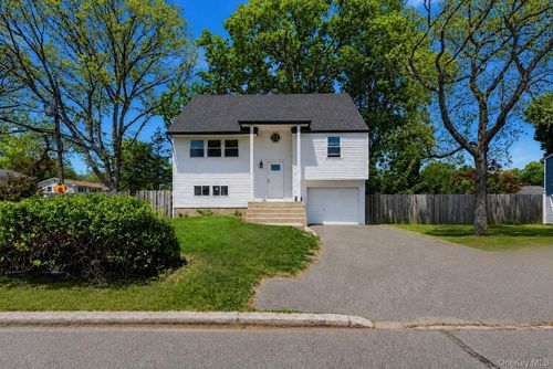 125 Missouri Ave, Bay Shore, NY, 11706-5212 | Card Image