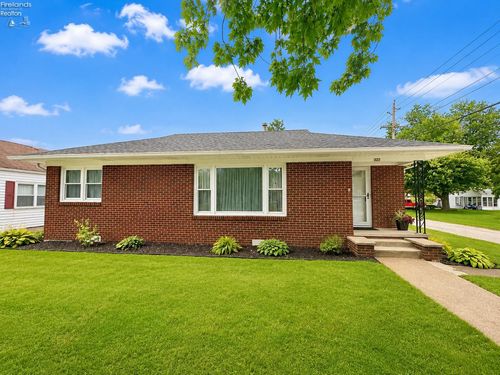 522 W 3rd St, Port Clinton, OH, 43452-1702 | Card Image