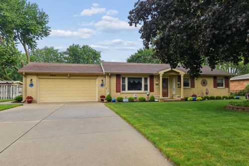 5565 Mohican Dr, Stevensville, MI, 49127-9643 | Card Image