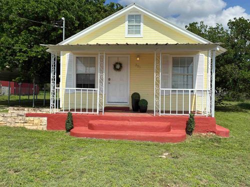 301 N Rhomberg St, Burnet, TX, 78611-2621 | Card Image