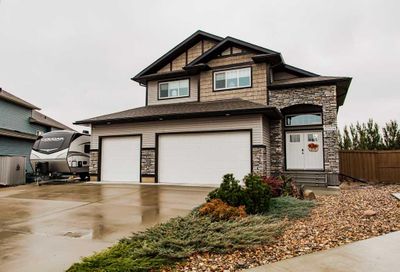 10506 152 B Ave, House detached with 5 bedrooms, 3 bathrooms and 5 parking in Grande Prairie AB | Image 2