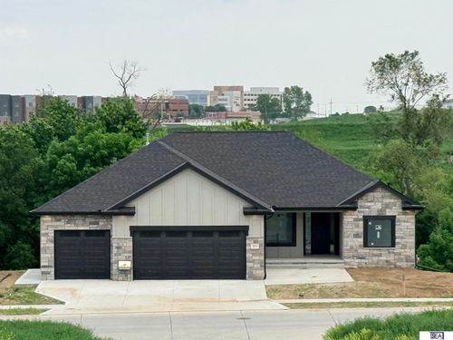 613 Valley Rd, Papillion, NE, 68046-2527 | Card Image