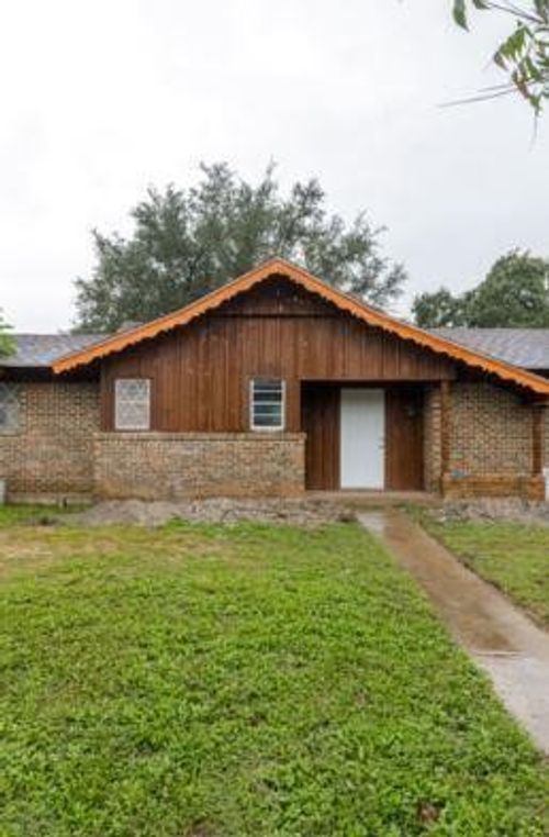 811 Stembridge St, Sinton, TX, 78387-3227 | Card Image