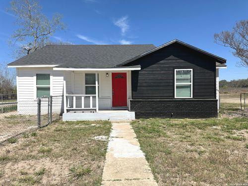 514 Davis Ave, Devine, TX, 78016-1520 | Card Image