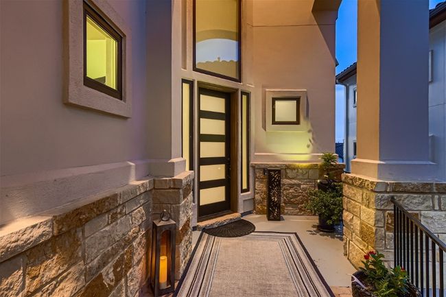 Elegant entry courthard | Image 13