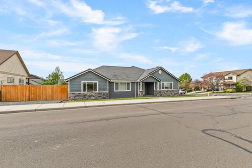 602 Barton Rd, Eagle Point, OR, 97524-4406 | Card Image