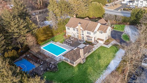 9 Vanderbilt Pkwy, Dix Hills, NY, 11746-5815 | Card Image