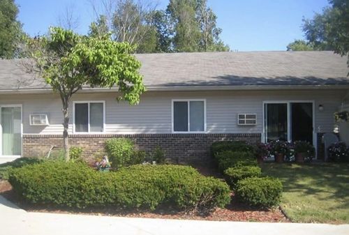 839 S Clinton St, Stockbridge, MI, 49285-9132 | Card Image