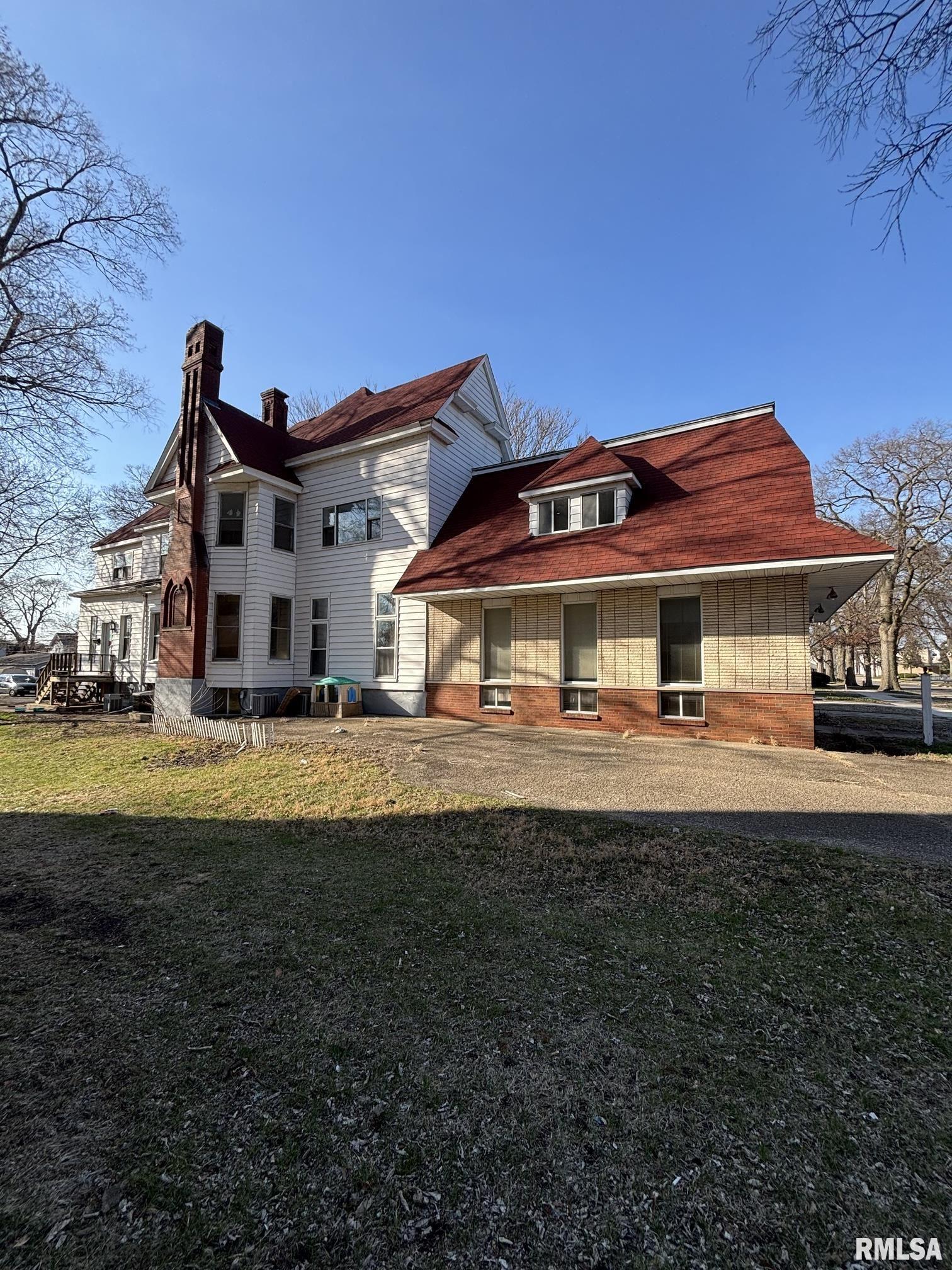 Commercial Sale in Pekin