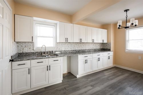 19100 Kingsville St, Harper Woods, MI, 48225-2142 | Card Image