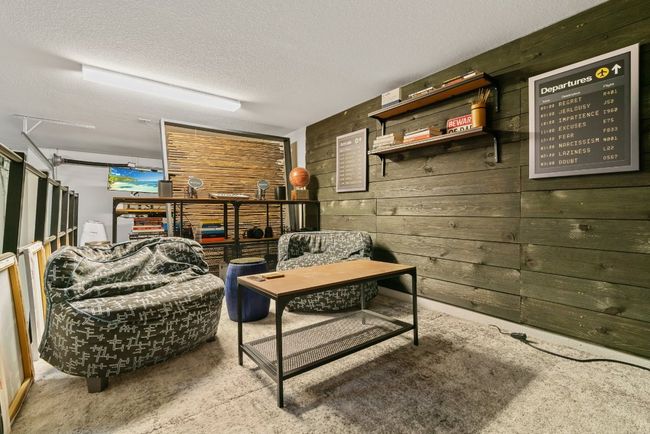 Additional sitting area in the garage | Image 37