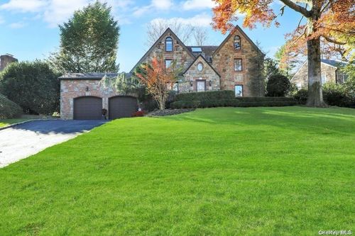 272 Chapel Rd, Manhasset, NY, 11030-3726 | Card Image