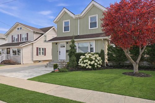 98 Vincent Pl, Lynbrook, NY, 11563-3742 | Card Image