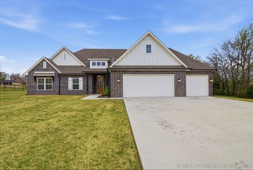 15522 E Taylor Ln, Claremore, OK, 74017-4496 | Card Image