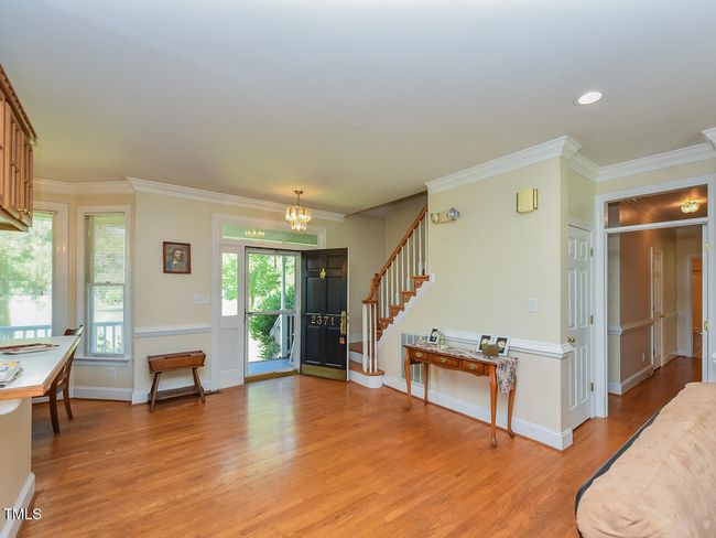 Interior - front door entry - OK | Image 13