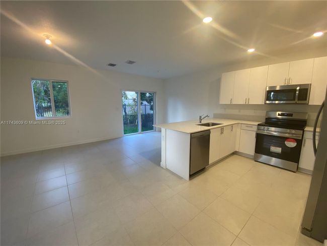 5195 Sw 37 Th St, Townhouse with 3 bedrooms, 3 bathrooms and null parking in West Park FL | Image 9