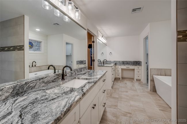 6904 E 86 Th Pl N, House other with 3 bedrooms, 3 bathrooms and null parking in Owasso OK | Image 17