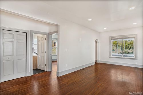 565 W Saratoga St, Ferndale, MI, 48220-3339 | Card Image