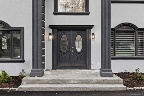 18 Wellington Rd, Greenvale, NY, 11548-1014 | Card Image