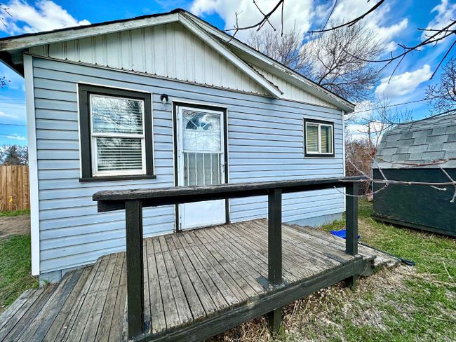 504 1 A Avenue E, Home with 2 bedrooms, 1 bathrooms and 2 parking in Brooks AB | Image 2