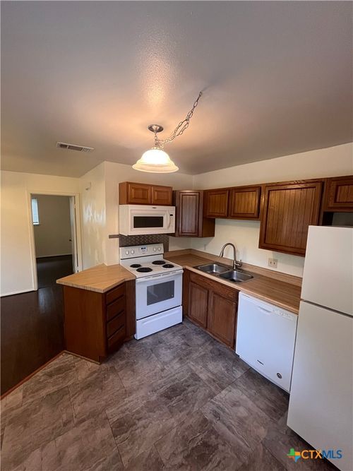 1628 Post Rd, San Marcos, TX, 78666-7470 | Card Image