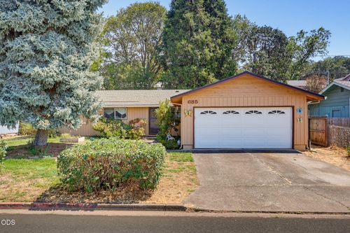 685 Talbot St, Eagle Point, OR, 97524-8524 | Card Image