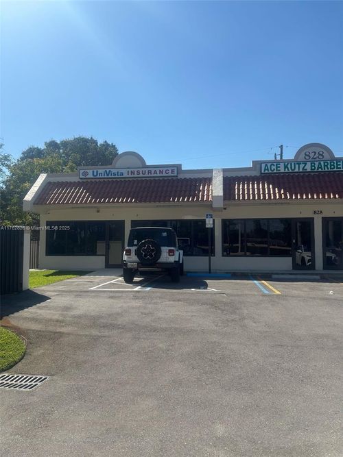828 W Pembroke Rd, HALLANDALE BEACH, FL, 33009-2157 | Card Image