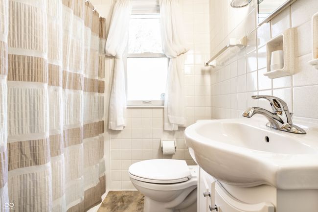 Main level bathroom | Image 17