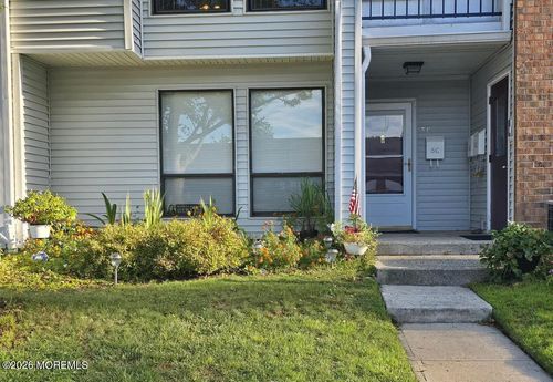 c-5C Twin Rivers Dr, East Windsor, NJ, 08520-5218 | Card Image