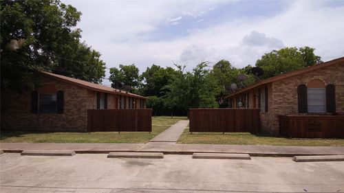 105 W Pine St, Whitewright, TX, 75491-2636 | Card Image