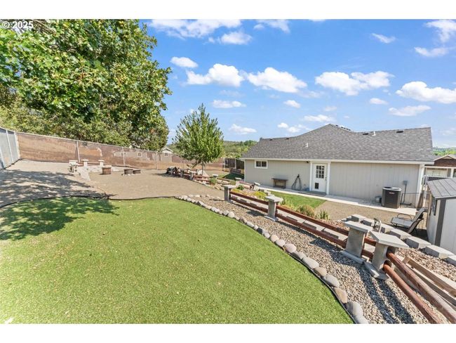 1019 Azure Way, House other with 3 bedrooms, 2 bathrooms and 2 parking in Eagle Point OR | Image 35