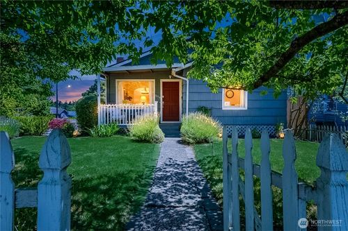 8526 17th Ave Ne, Seattle, WA, 98115-3202 | Card Image