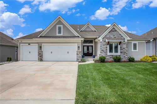 130 Nw Ambersham Dr, Lee's Summit, MO, 64081-2023 | Card Image