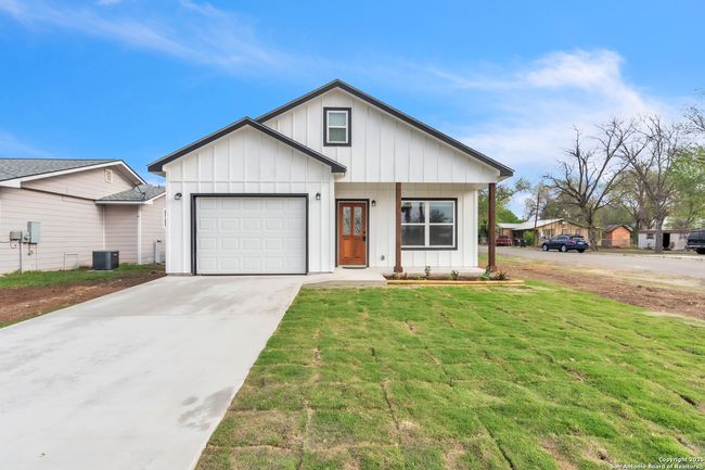 1702 17 Th St, House other with 3 bedrooms, 2 bathrooms and null parking in Hondo TX | Image 5