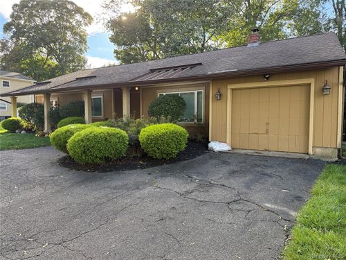9 Stratford Rd, Miller Place, NY, 11764-1927 | Card Image