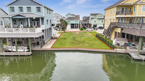 413 Amanda Cir, Tiki Island, TX, 77554-8170 | Card Image