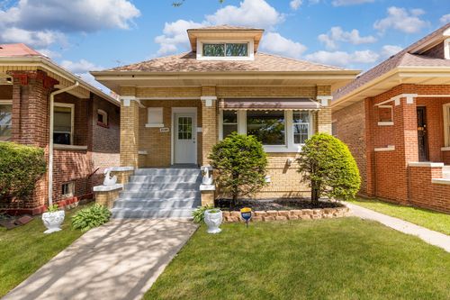 8109 S Marquette Ave, Chicago, IL, 60617-1305 | Card Image