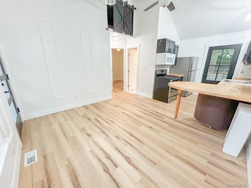 765 Meadow Rd, Smithtown, NY, 11787-1621 | Card Image