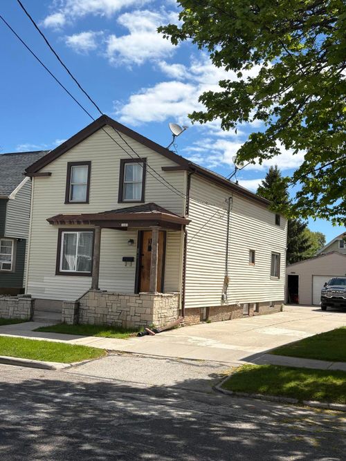 1221 S 12th St, Manitowoc, WI, 54220-5223 | Card Image