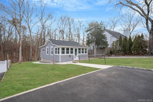 4 Wyandanch Trl, Ridge, NY, 11961-2233 | Card Image