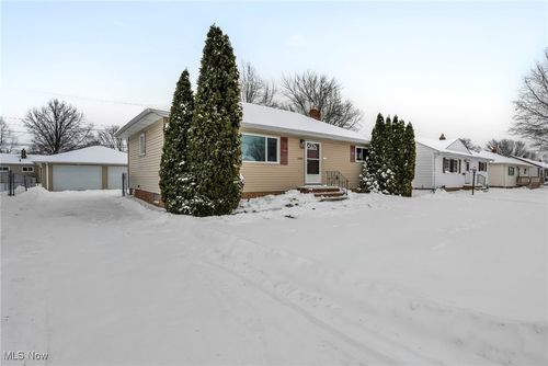 30051 Forestgrove Rd, Willowick, OH, 44095-4952 | Card Image