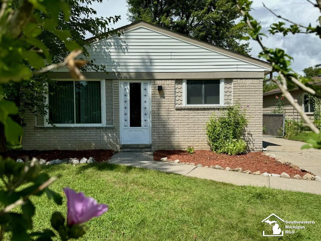 Cora St, Brownstown Twp, MI 48183