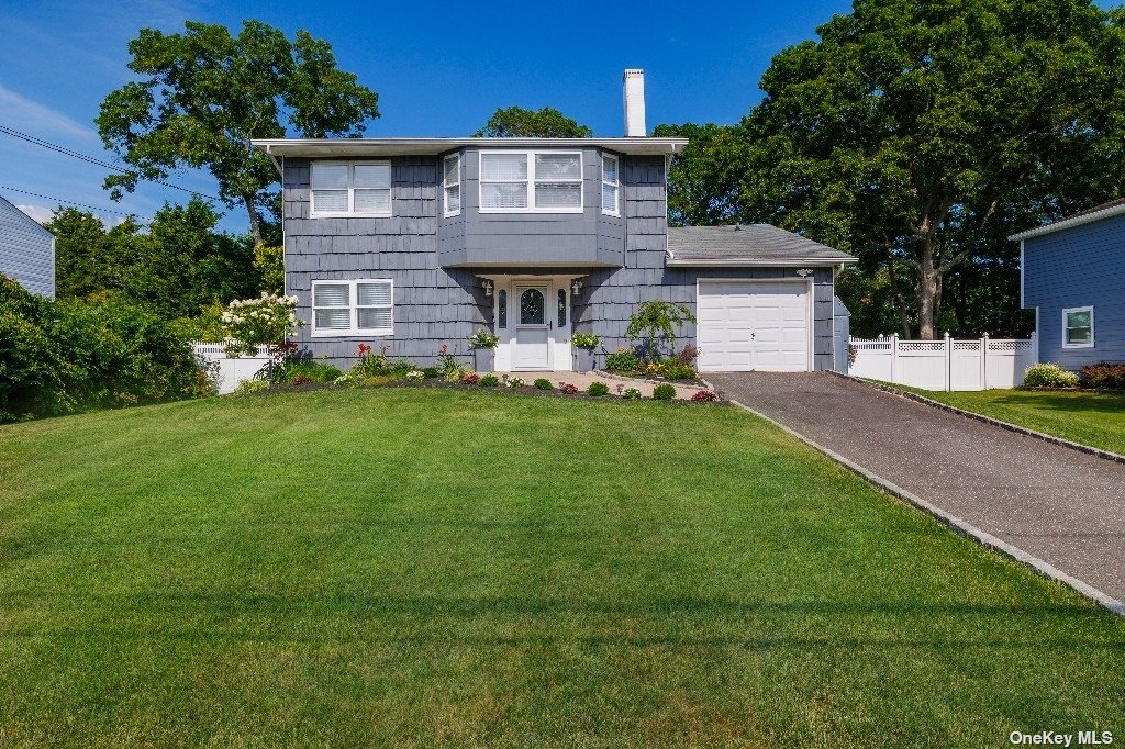Ballad Cir, Holbrook, NY 11741