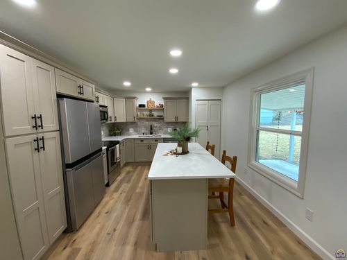 2921 Sw Moundview Ct, Topeka, KS, 66614-3008 | Card Image