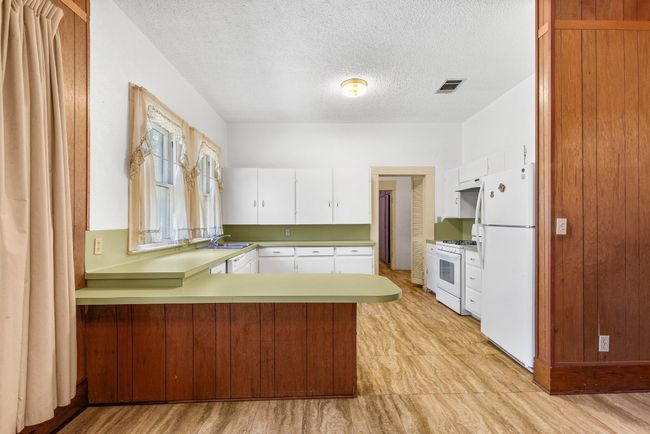 911 N Avenue C, House other with 3 bedrooms, 2 bathrooms and null parking in Elgin TX | Image 20