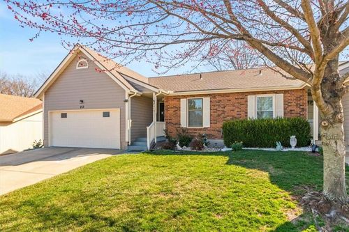 213 Se Ridgeview Dr, Lee's Summit, MO, 64063-2975 | Card Image