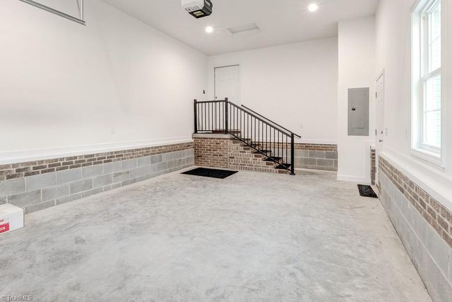 Oversized garage | Image 30