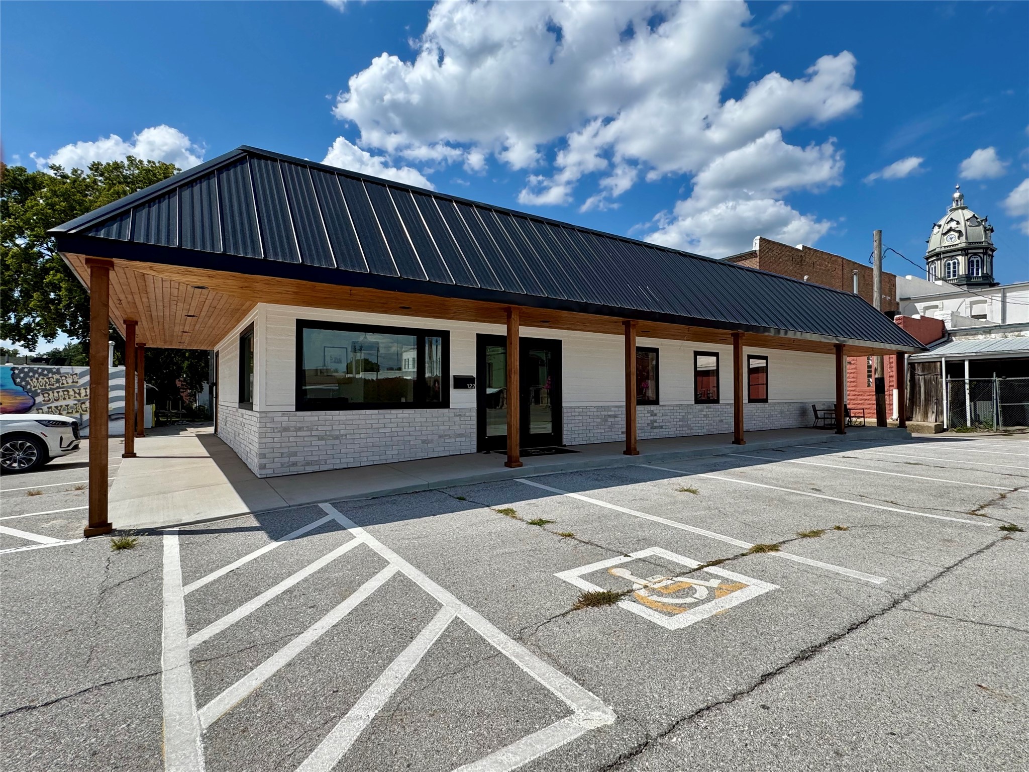 122 1st St, Winterset, IA 50273-1903